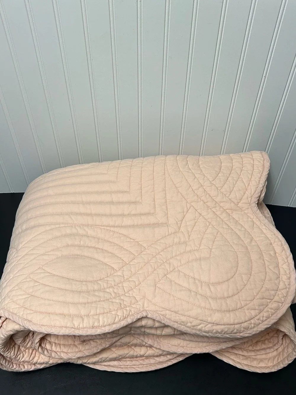 Pottery Barn Heirloom Scalloped quilt queen